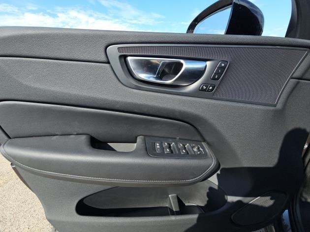 2025 Volvo XC60 B5 Plus photo 7