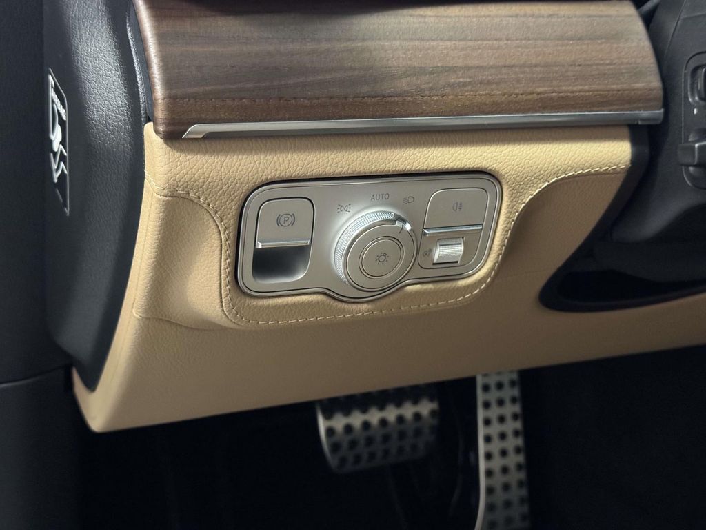 2026 Mercedes Benz GLS 450 4MATIC photo 12