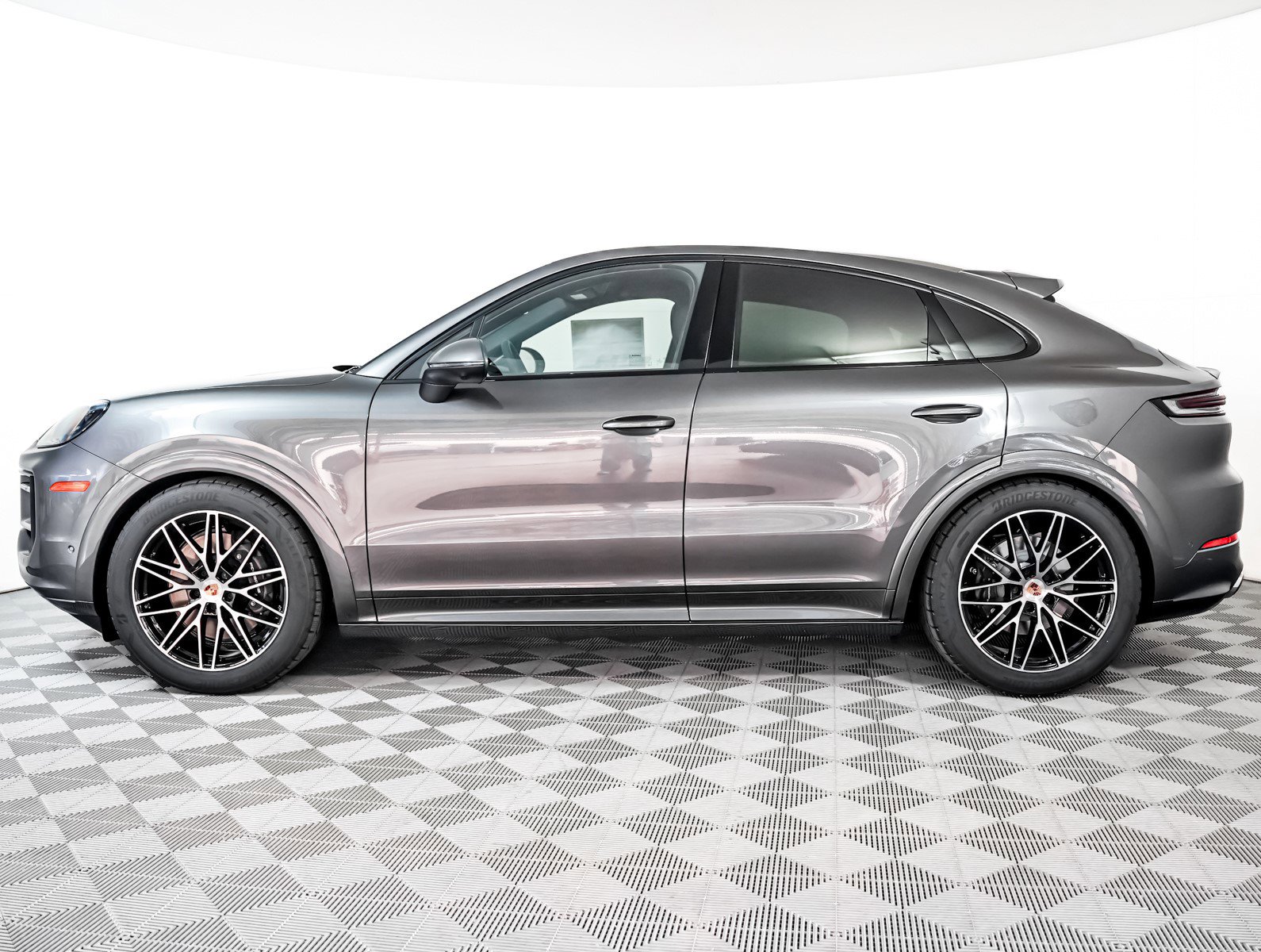 2025 Porsche Cayenne Coupe photo 2