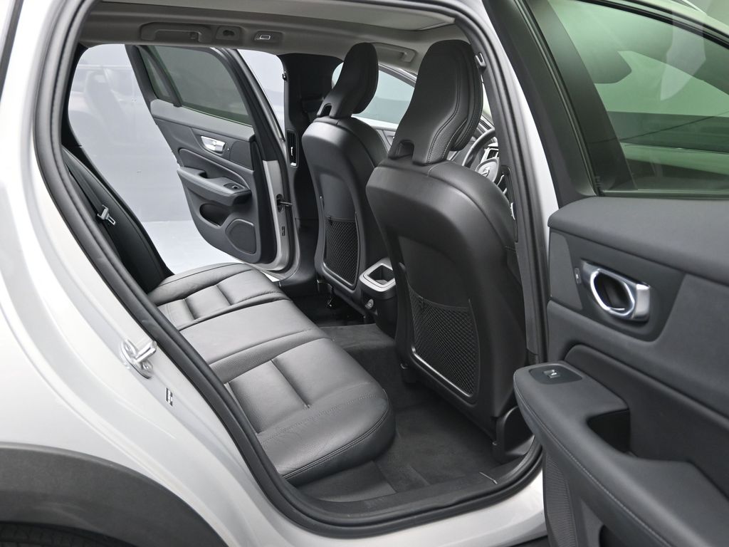 2025 Volvo V60 Cross Country B5 Plus photo 14