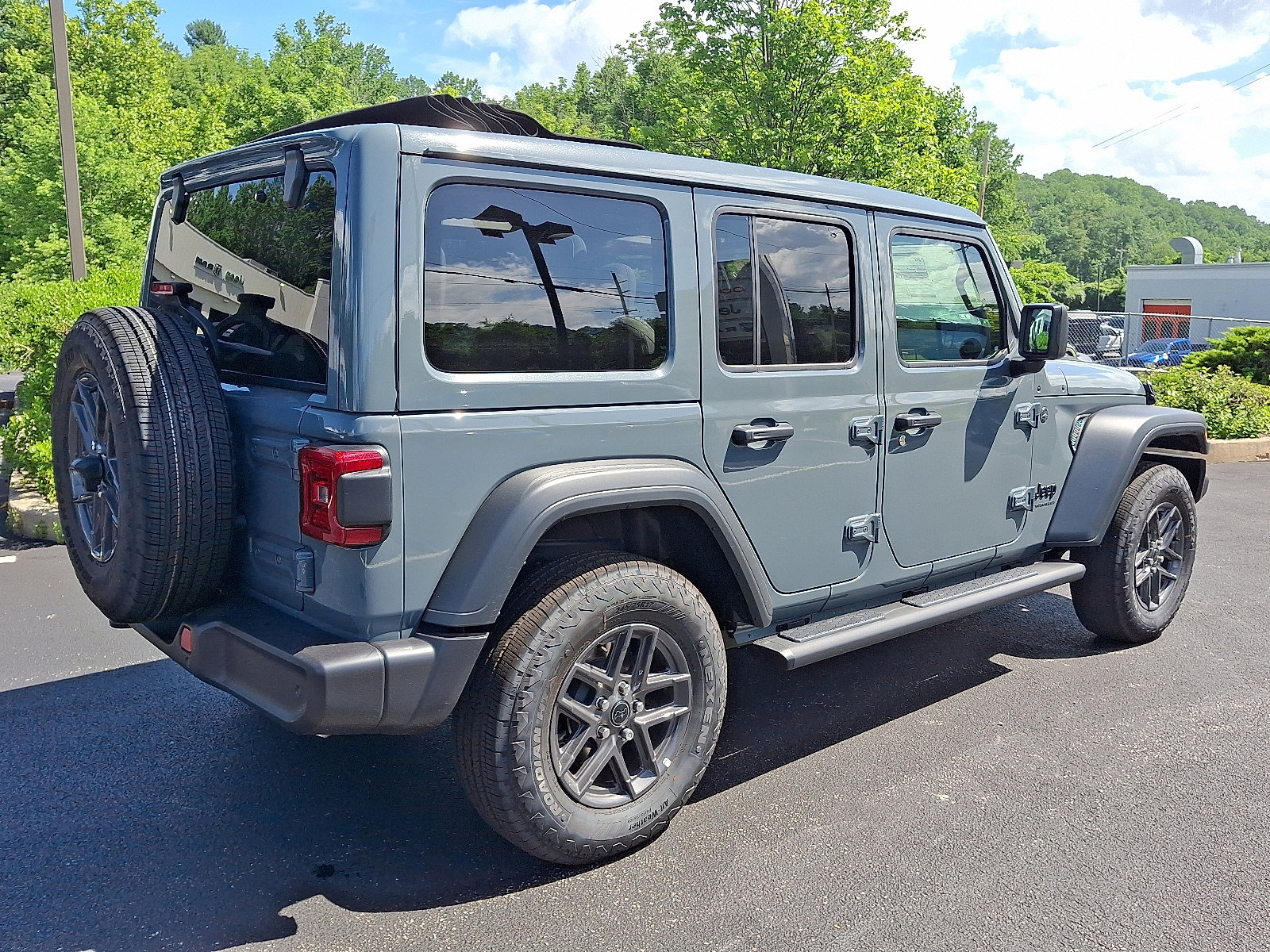 2025 Jeep Wrangler photo 4