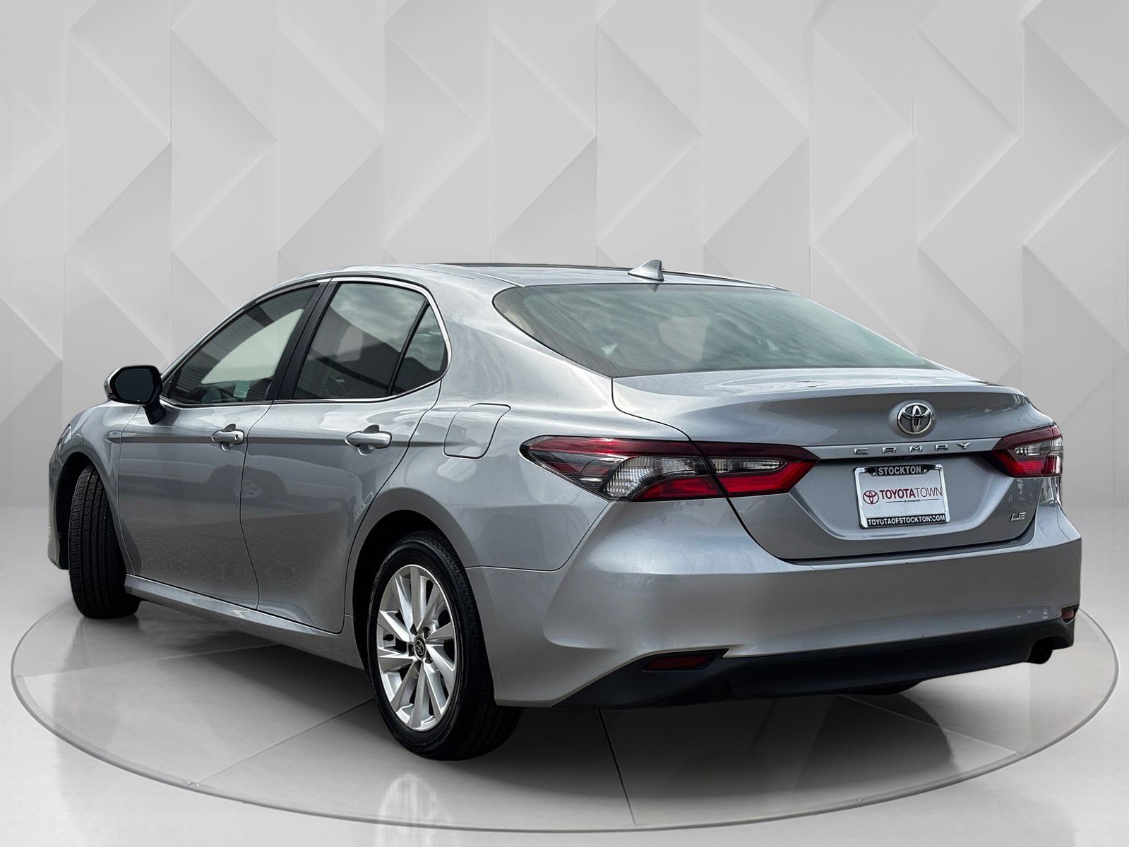 2023 Toyota Camry LE photo 3