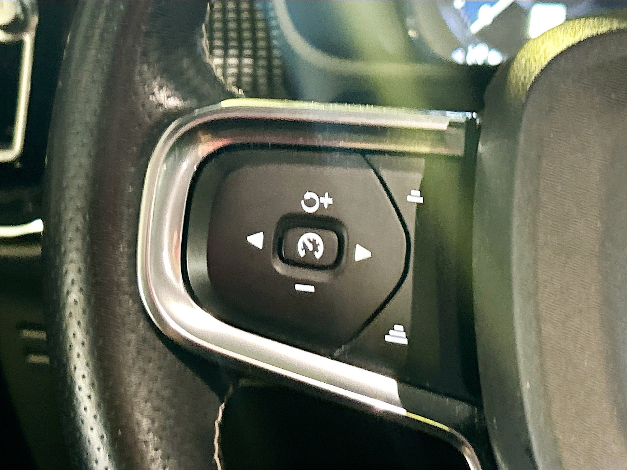 2021 Volvo XC40 R-Design AWD photo 29