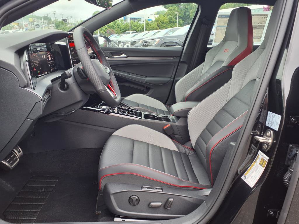 2025 Volkswagen Golf GTI SE photo 3