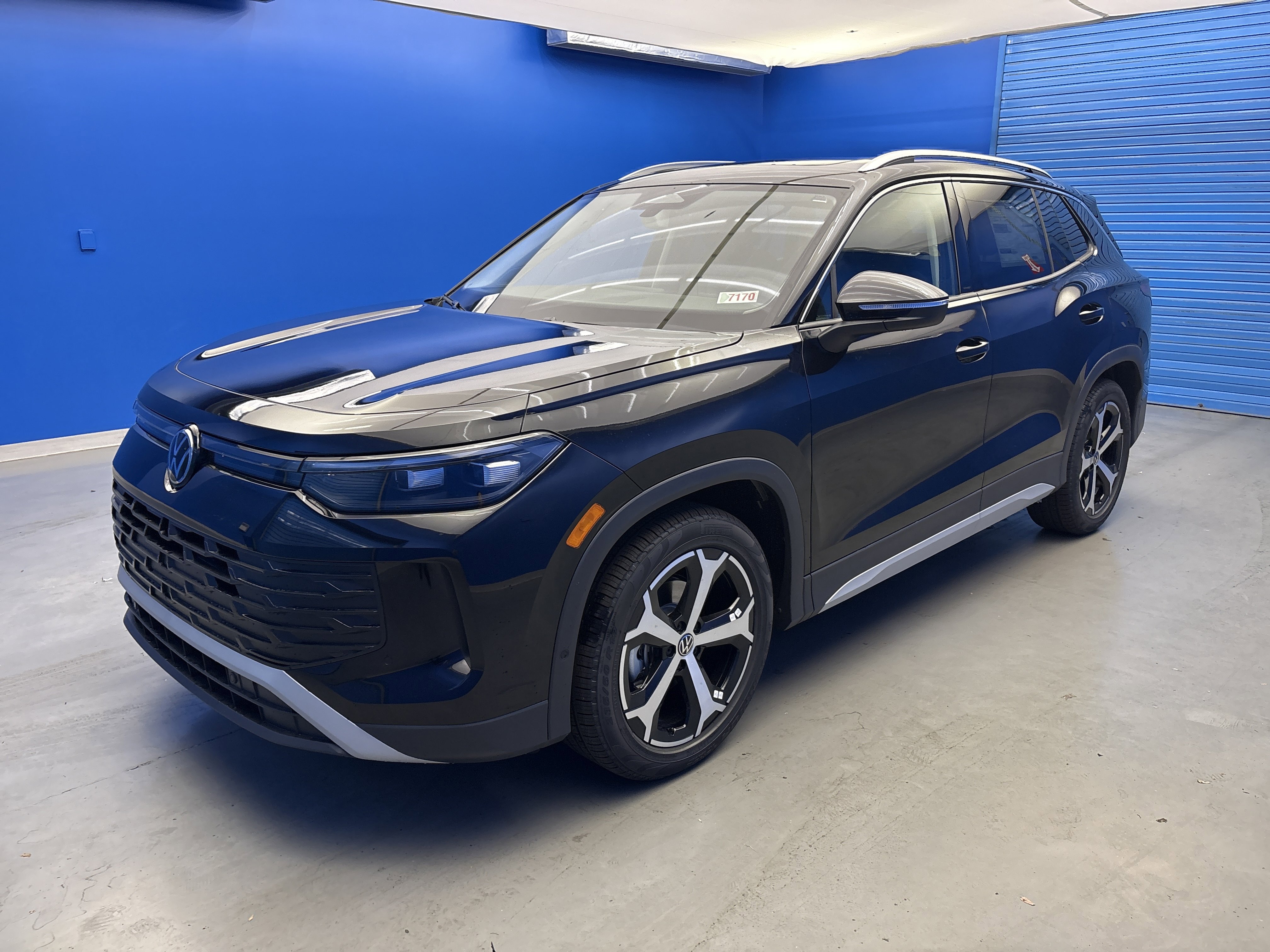 2025 Volkswagen Tiguan SE photo 2