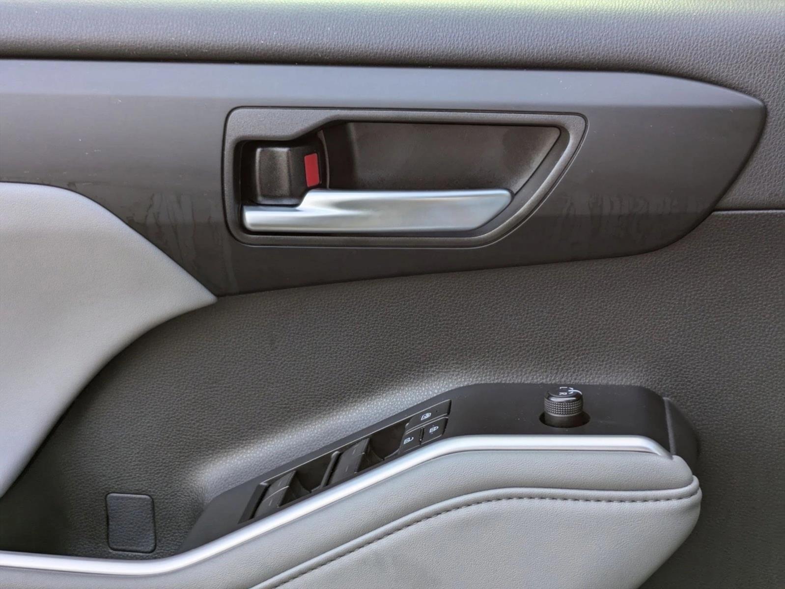 2024 Toyota Highlander Hybrid XLE photo 2