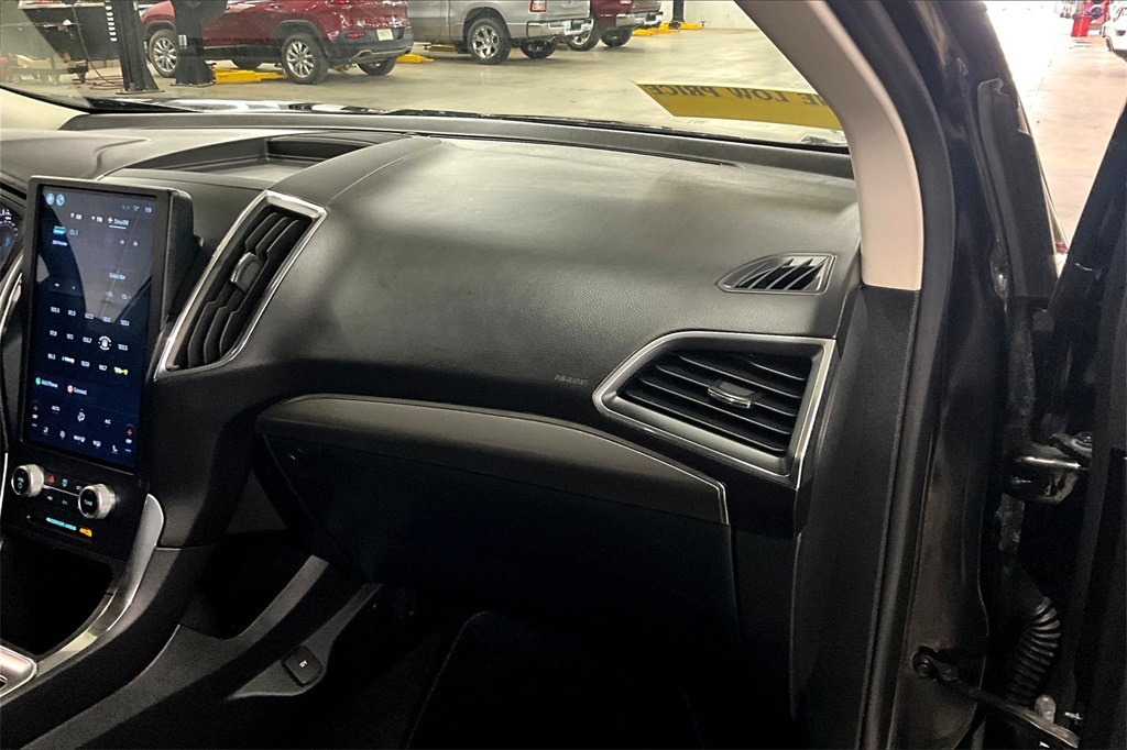2022 Ford Edge Titanium photo 13