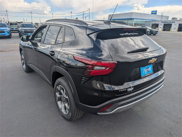 2025 Chevrolet Trax LT photo 2