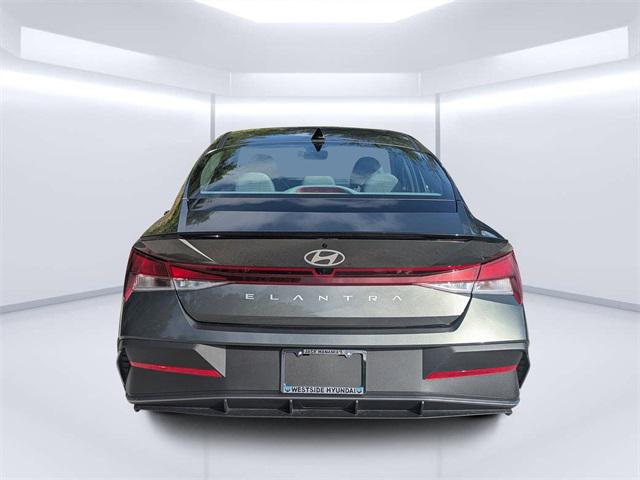 2025 Hyundai Elantra SEL Sport photo 4