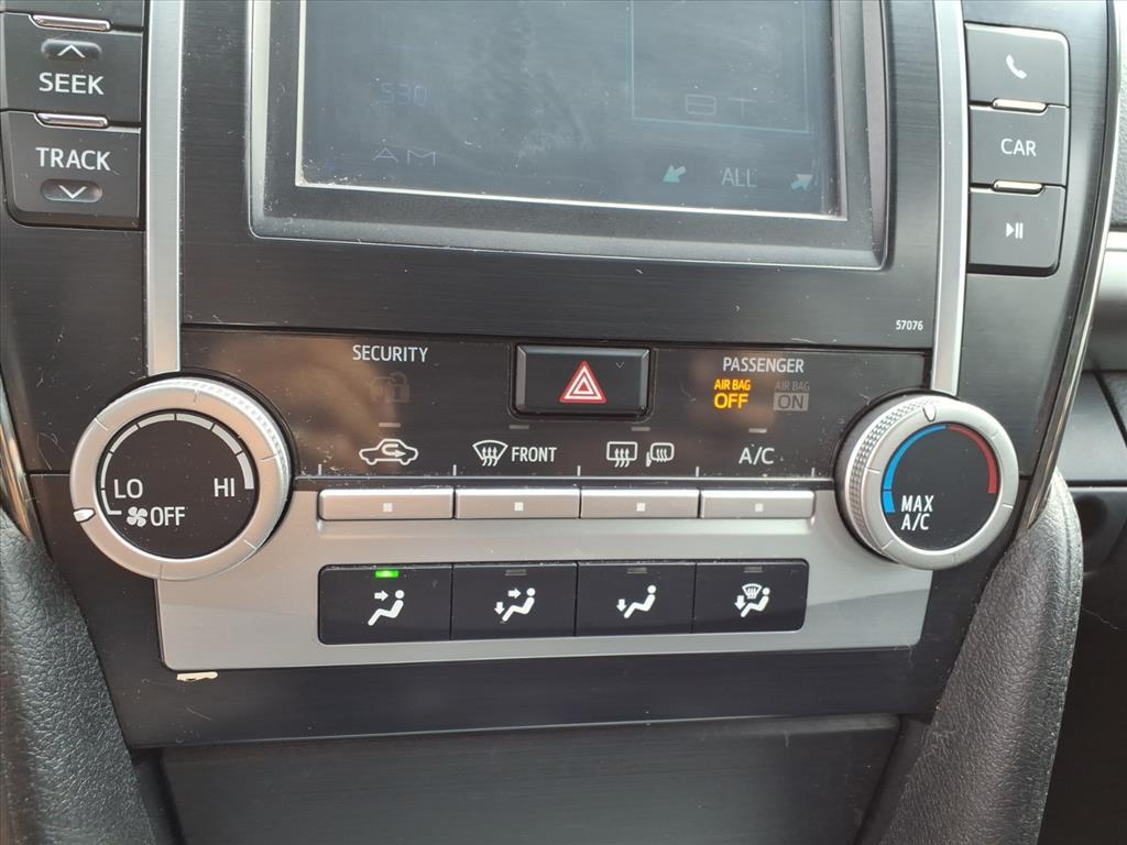 2014 Toyota Camry SE photo 19