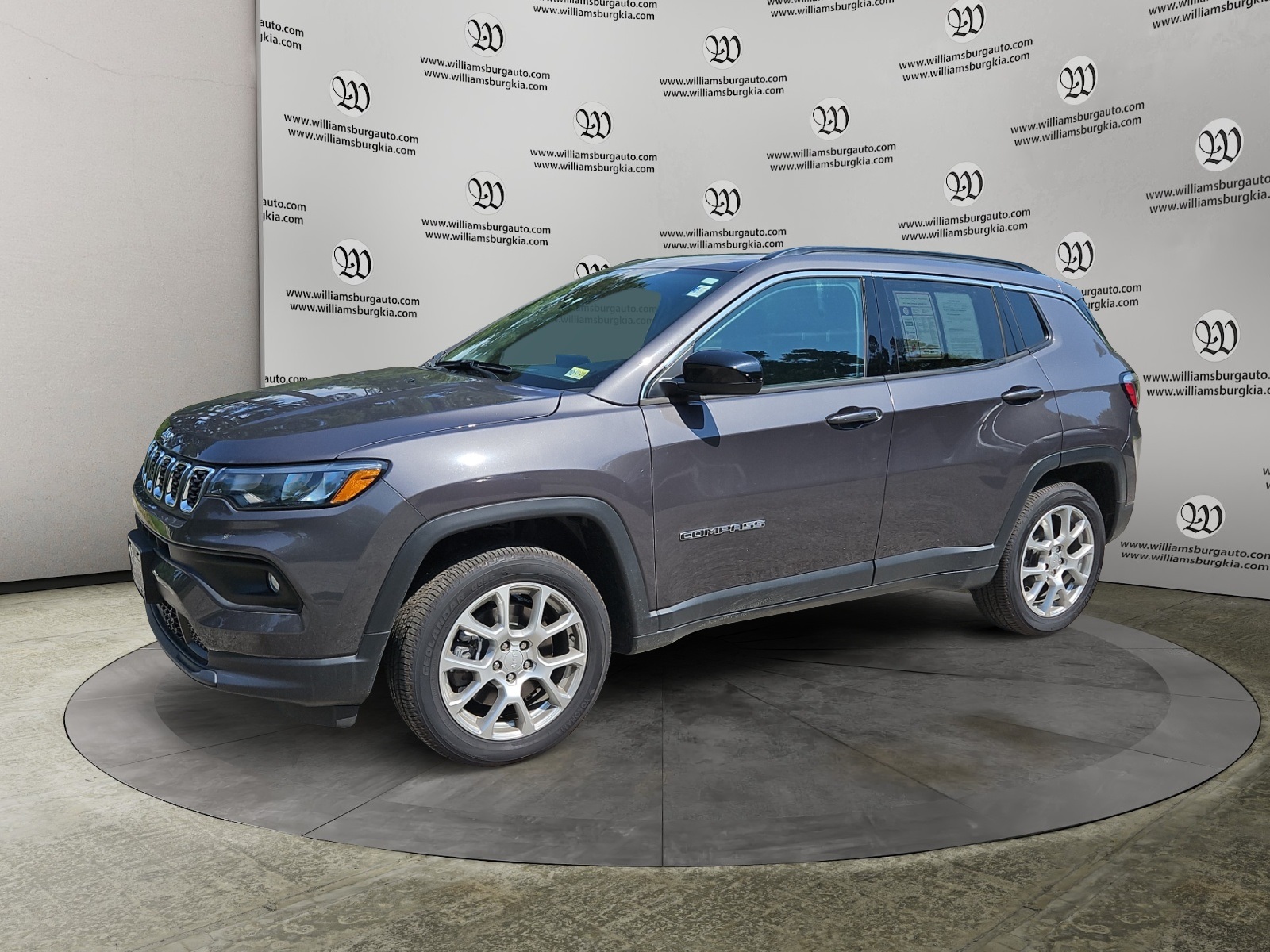 Used 2024 Gray Jeep Latitude Lux image 1