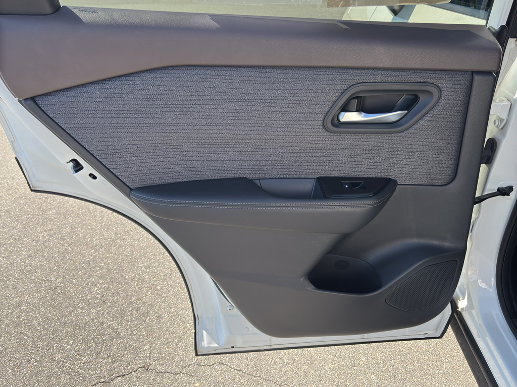 2021 Nissan Rogue SV photo 16