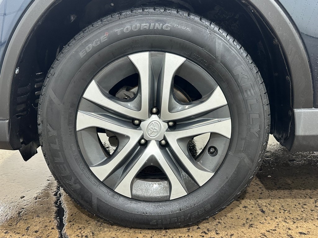 2018 Toyota RAV4 LE photo 4