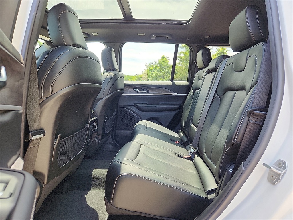 2025 Jeep Grand Cherokee Limited photo 2