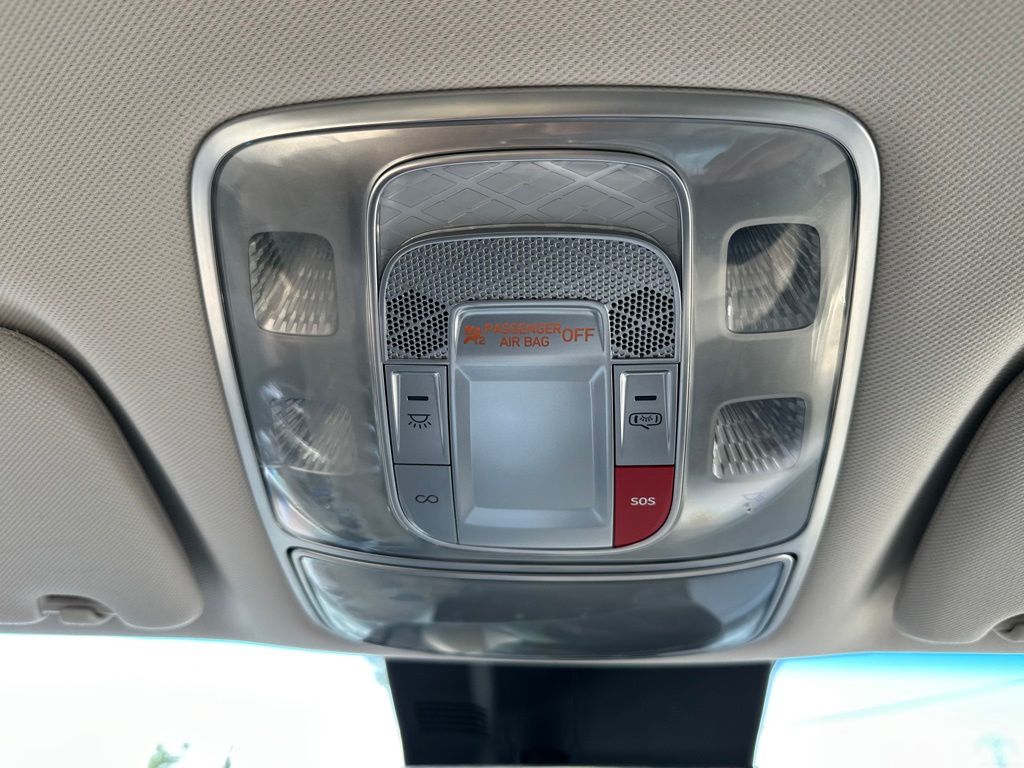 2022 Genesis GV70 2.5T photo 16