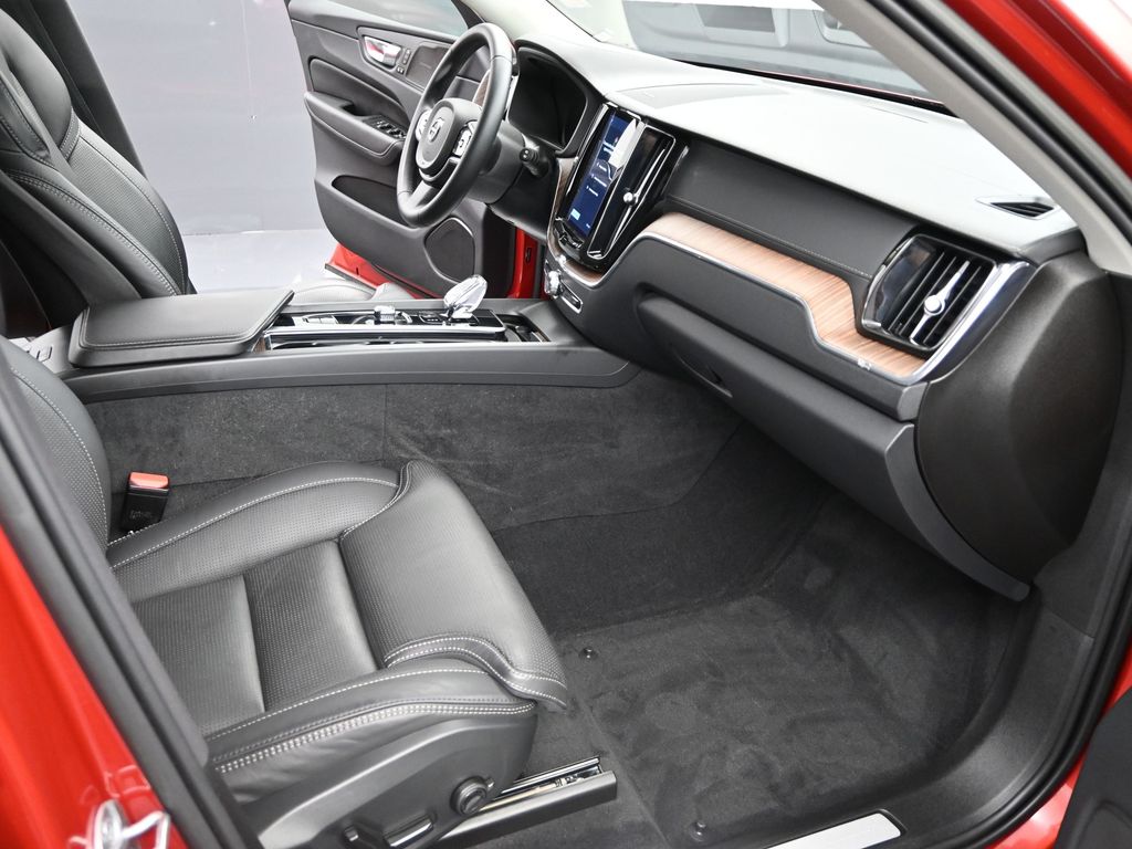 2023 Volvo XC60 T8 Ultimate photo 17