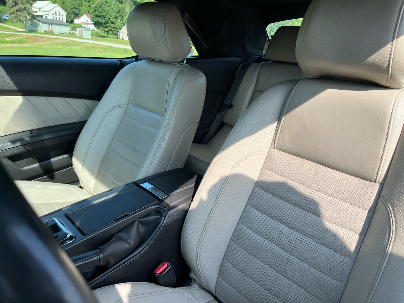 2012 Ford Mustang V6 Premium photo 15