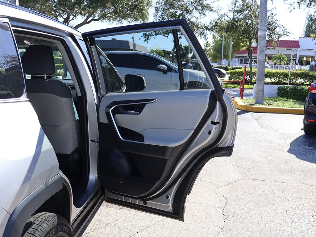 2022 Toyota RAV4 XLE photo 17