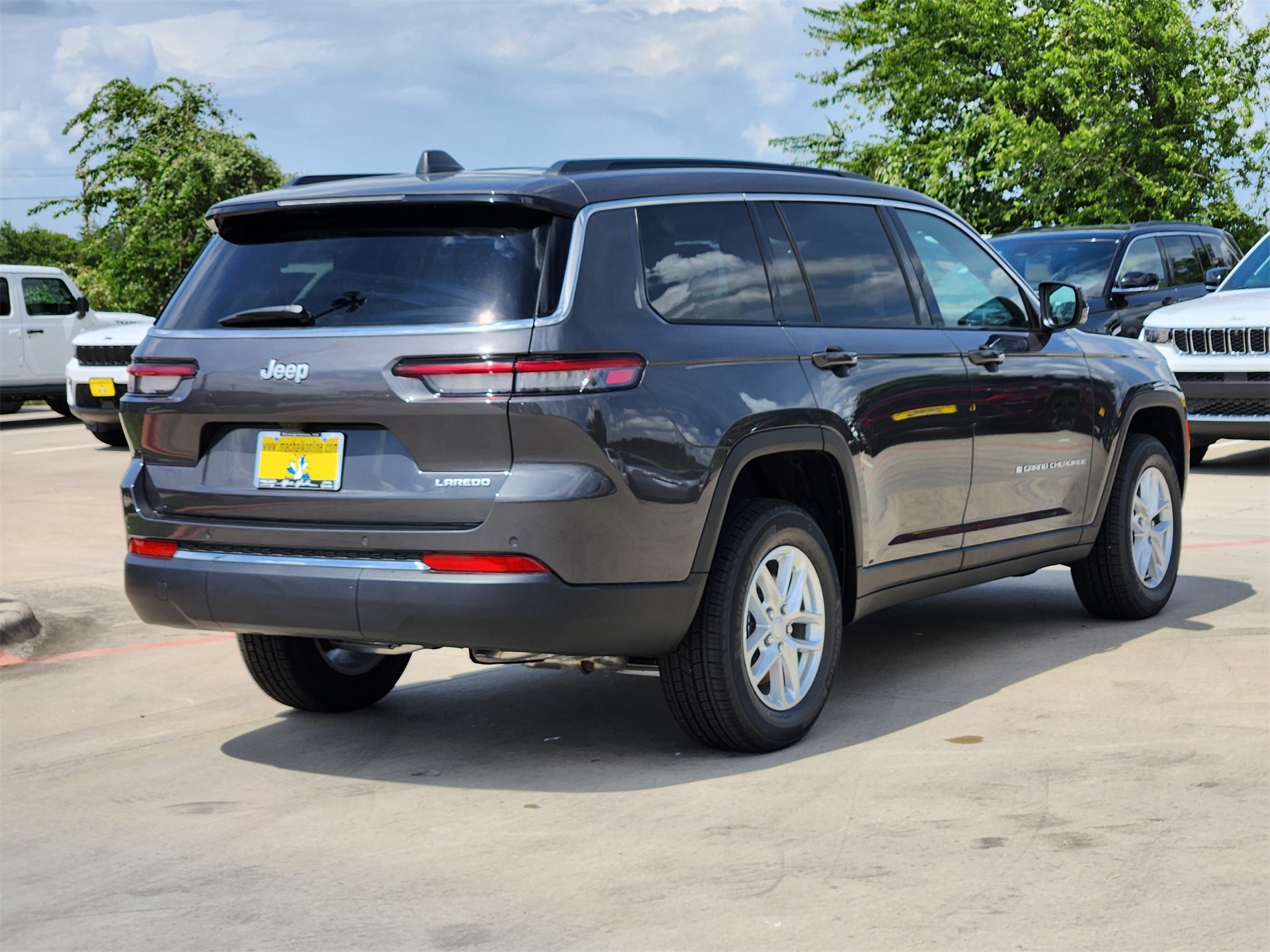 2025 Jeep Grand Cherokee Laredo X photo 4