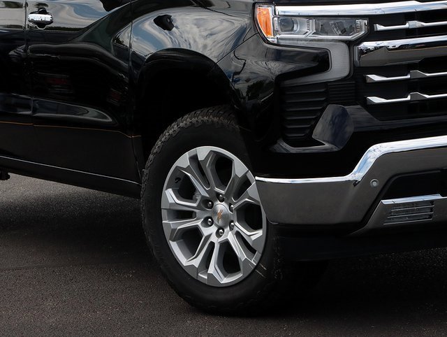 2025 Chevrolet Silverado 1500 LTZ photo 3