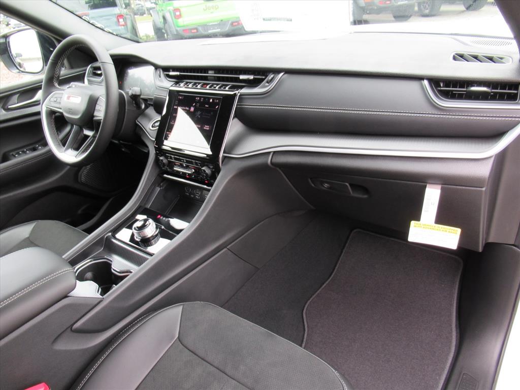 2025 Jeep Grand Cherokee Altitude photo 10