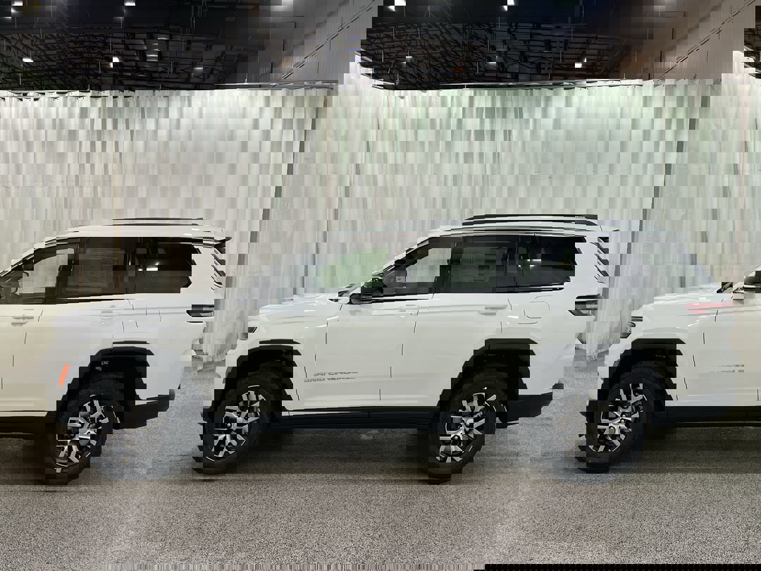 2025 Jeep Grand Cherokee Limited photo 2