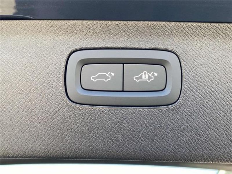 2025 Volvo XC90 AWD Plus photo 9