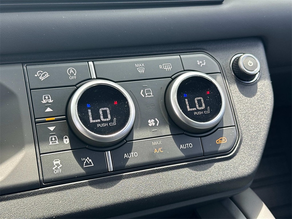 2025 Land Rover Defender 110 S photo 4