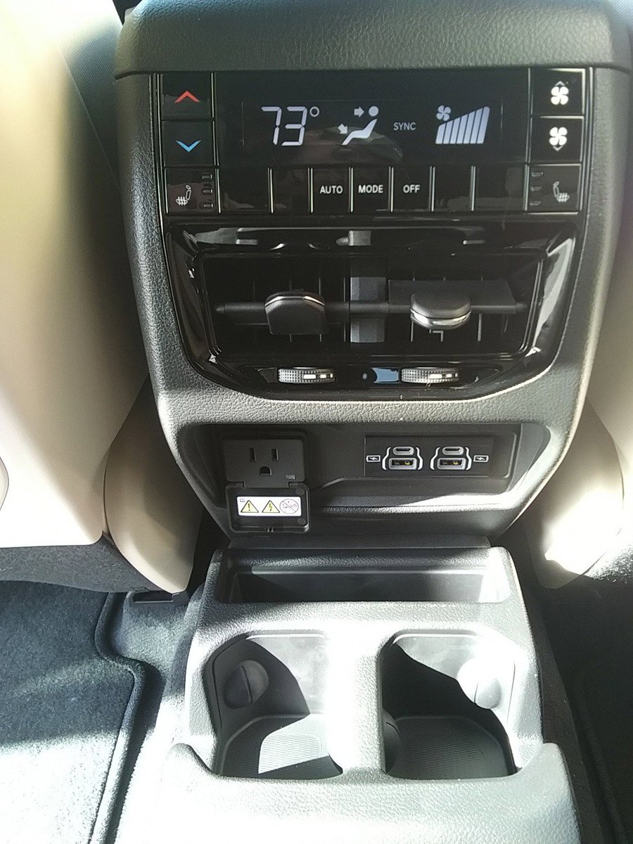 2025 Jeep Grand Cherokee L photo 2