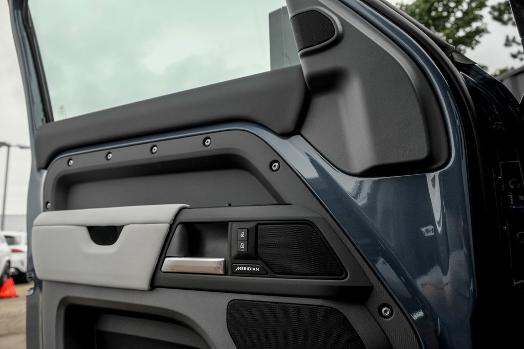 2025 Land Rover Defender 110 S photo 12