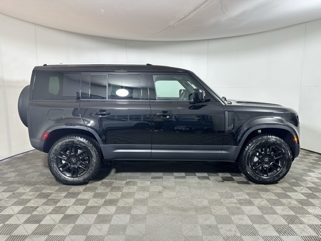 2025 Land Rover Defender 110 S photo 3