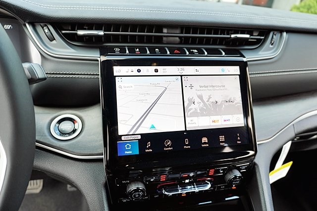 New 2025 Baltic Gray Metallic Clear-Coat Exterior Paint Jeep Limited image 29