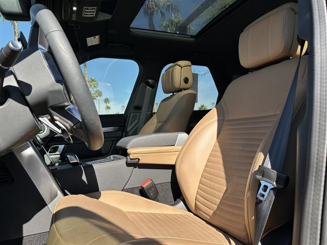 2024 Land Rover Discovery P300 Dynamic SE photo 3