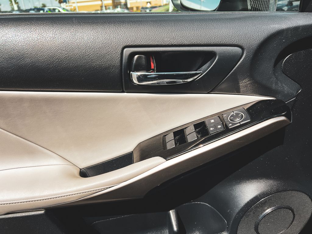 2016 Lexus IS 200t photo 15