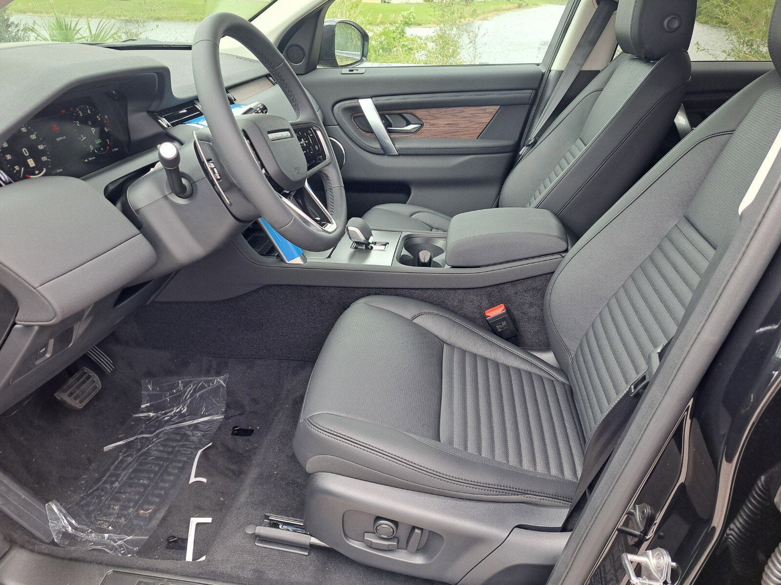 2025 Land Rover Discovery Sport S photo 8