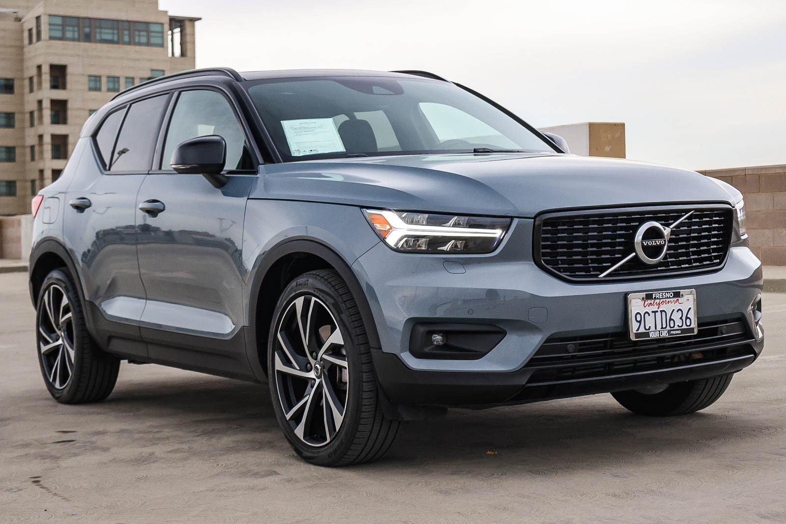 2022 Volvo XC40 R-Design photo 3