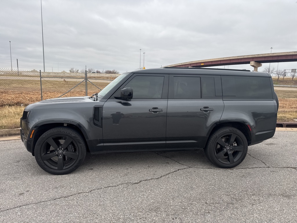 2025 Land Rover Defender 130 X-Dynamic SE photo 2