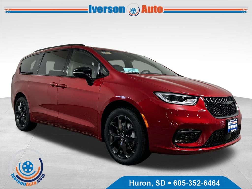 2026 Chrysler Pacifica Select's photo