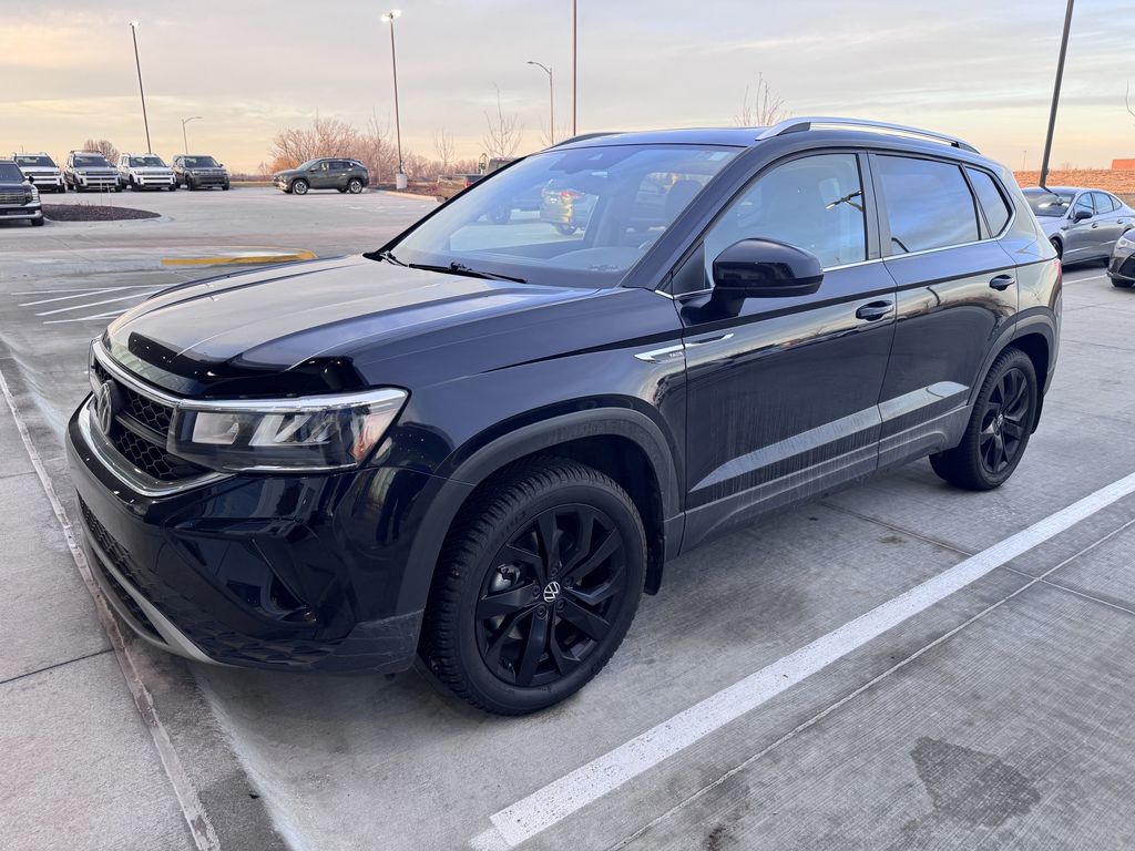 2022 Volkswagen Taos SE's photo