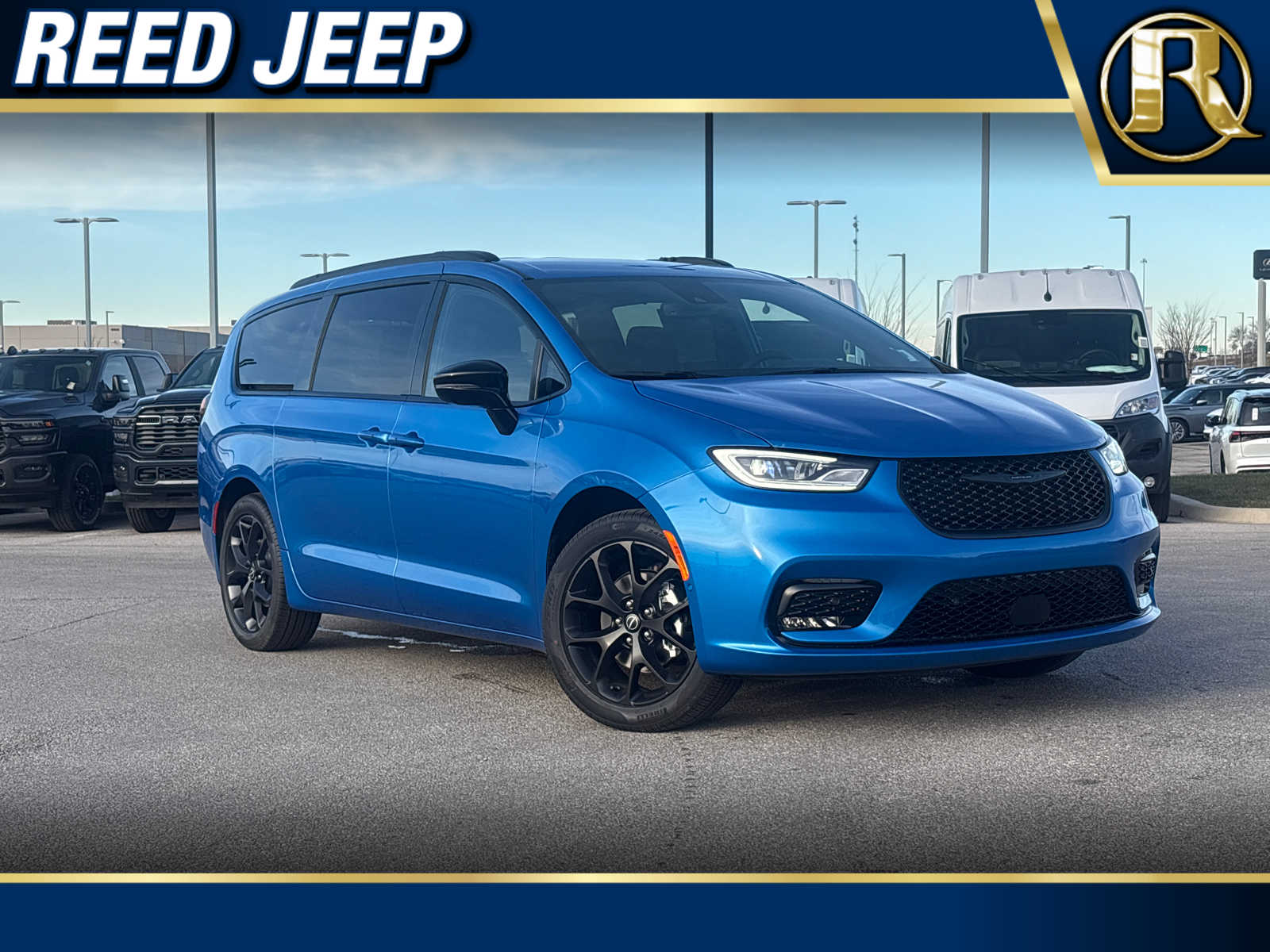 2026 Chrysler Pacifica Select's photo