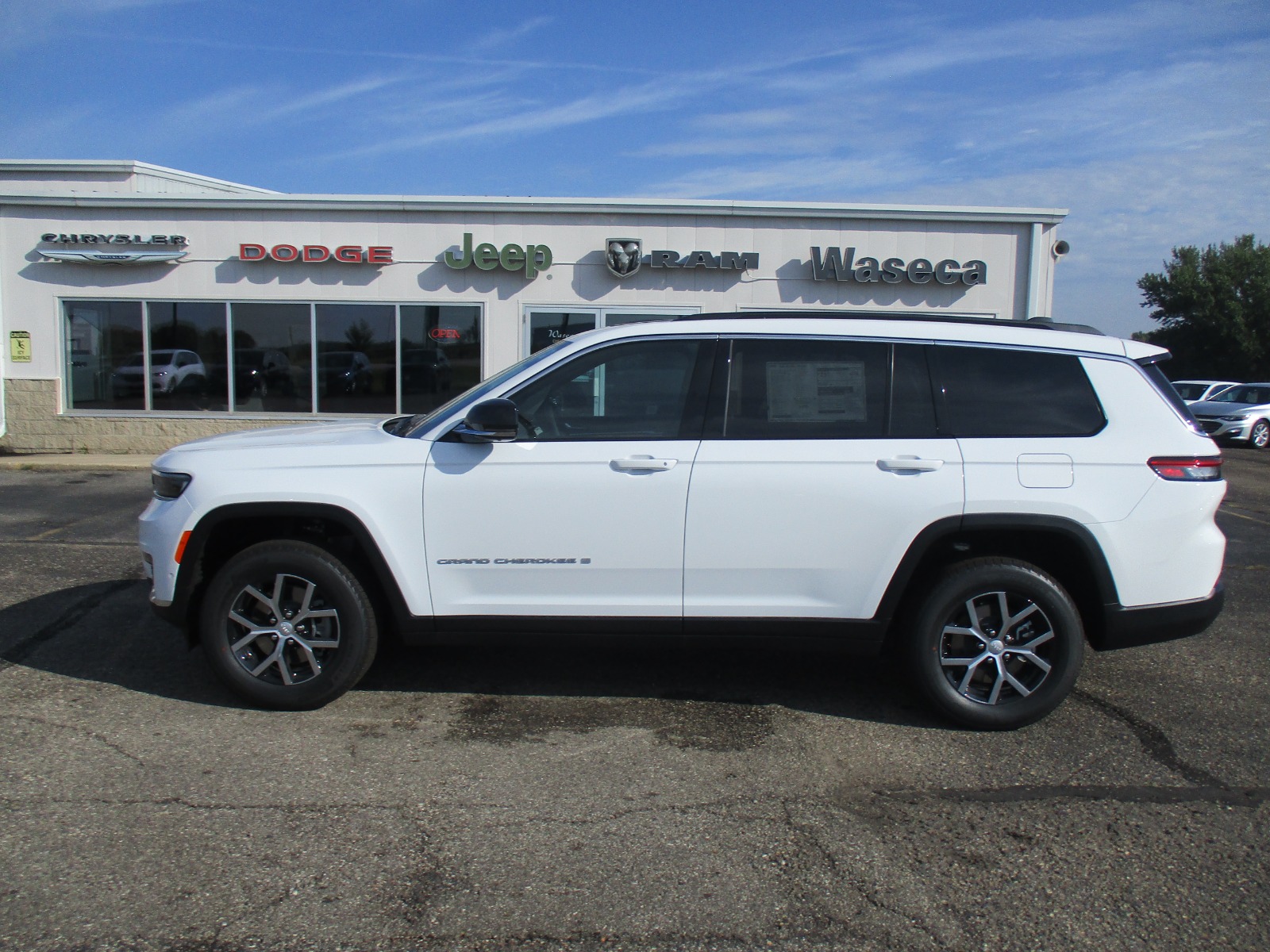 2025 Jeep Grand Cherokee Limited photo 2