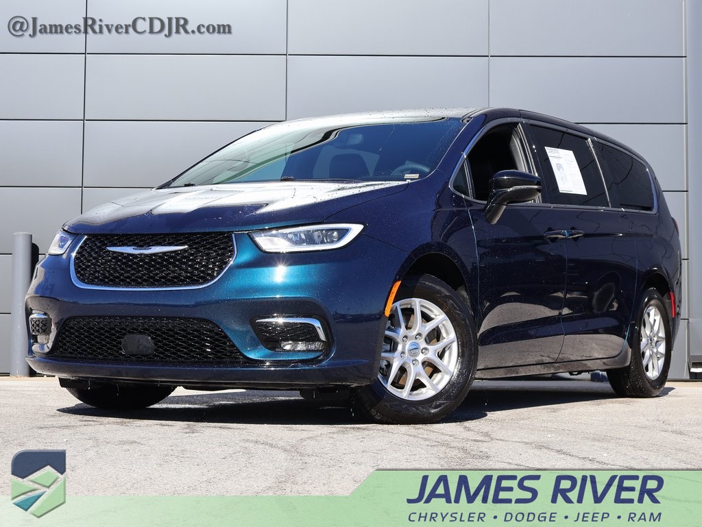 2025 Chrysler Pacifica Select's photo