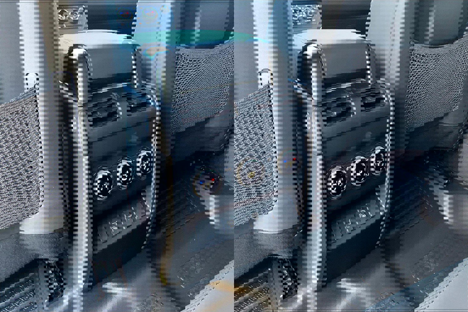 2025 Land Rover Defender 110 S photo 15