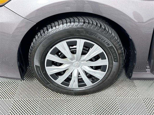 2021 Toyota Camry Hybrid LE photo 3