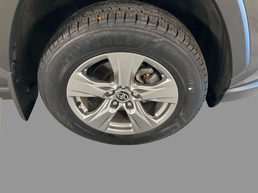 2023 Toyota RAV4 XLE photo 18