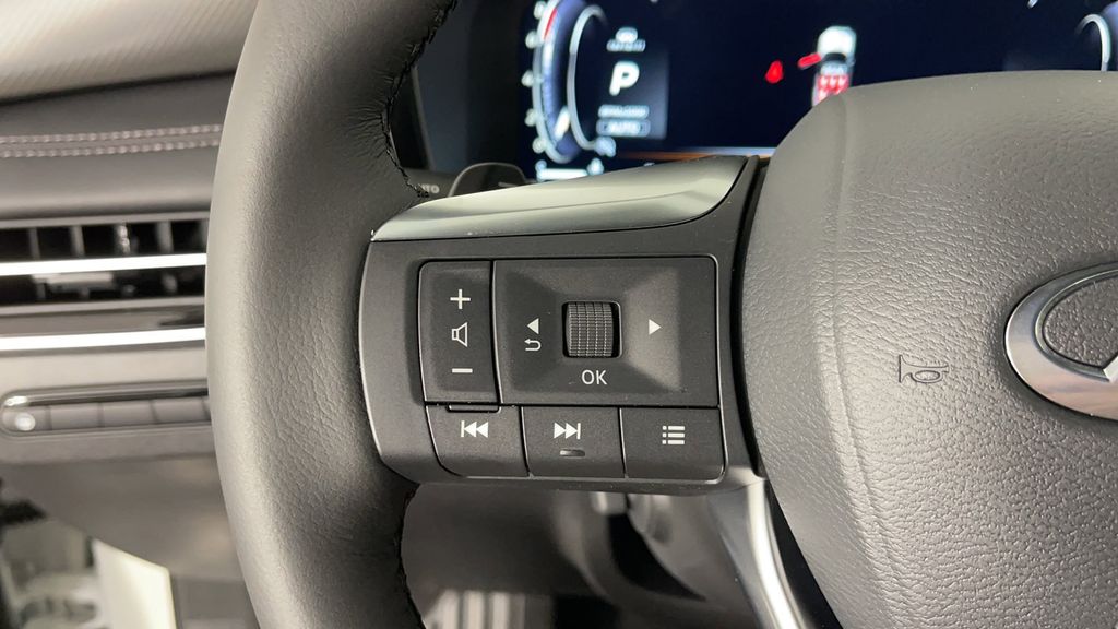 New 2025 White INFINITI LUXE image 27