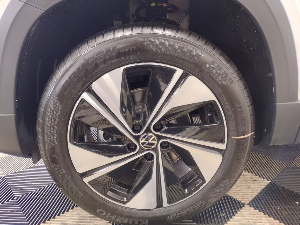 2025 Volkswagen Taos SE photo 2