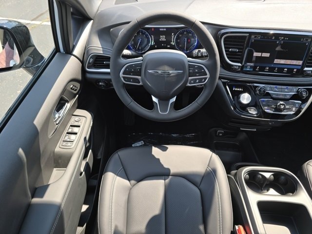 2026 Chrysler Pacifica photo 3