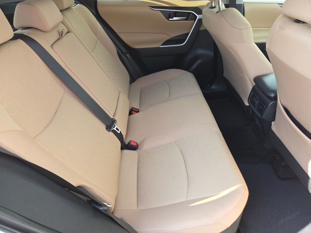 2023 Toyota RAV4 Hybrid XLE photo 18