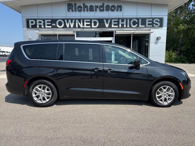 2023 Chrysler Voyager LX photo 2